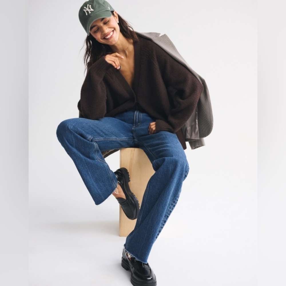 Abercrombie High Rise 90s Relaxed Frayed Hem Jean - NWT - Picture 6 of 6